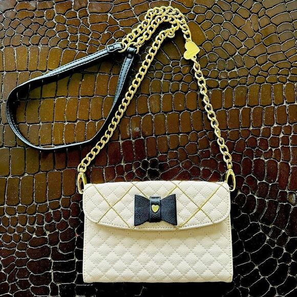 Betsey Johnson creamy white and quilted crossbody bag with bow. - Picture 1 of 6